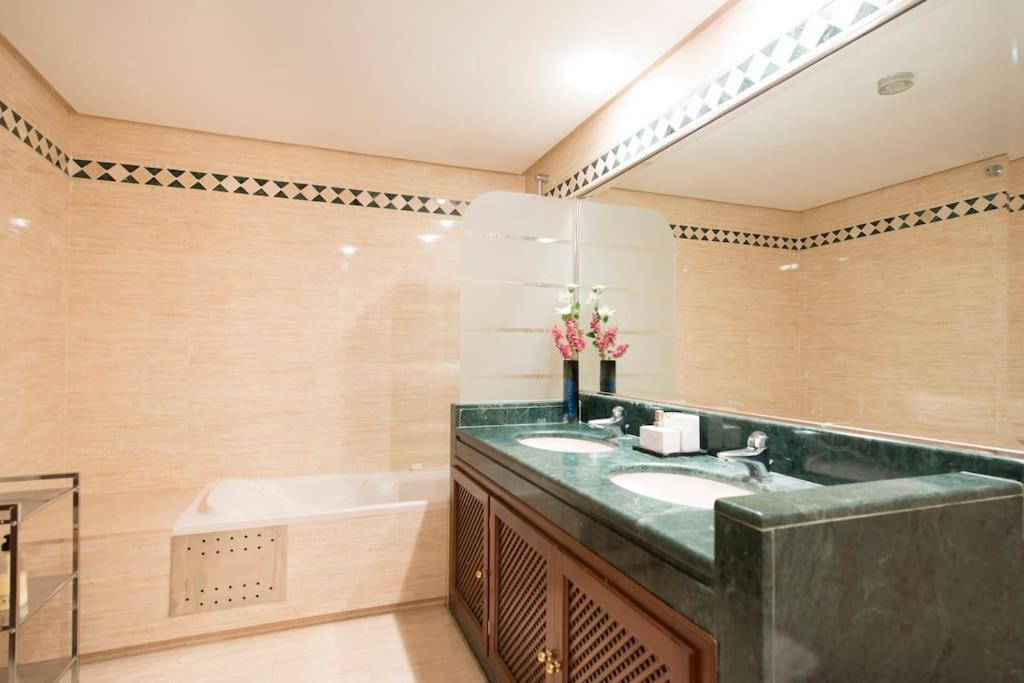 Luxury Apartment With Sea Views, Golf, Gym, Spa, 7 Pools Охен Экстерьер фото